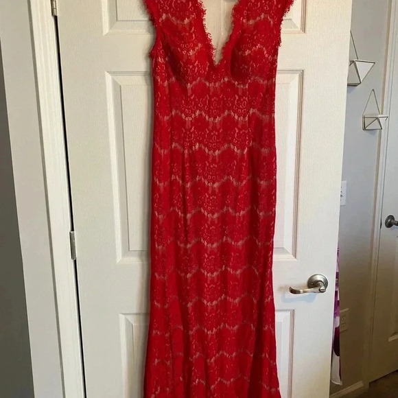 ❤️ Betsy & Adam Red Lace Gown - Picture 2 of 6